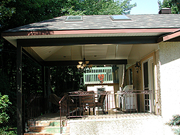 Balcon arrière donnant sur le parc à chiens clôturé