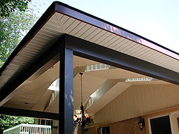 Balcon avec grand toit protégeant des intempéries